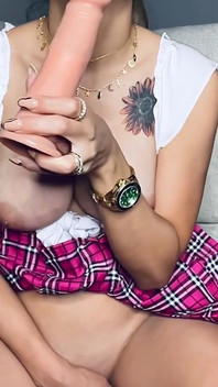 Миниатюрная девушка принимает огромный дилдо