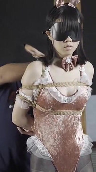 Xr61-女孩被绑在柱子上，被堵嘴堵嘴：她一直呻吟和呻吟