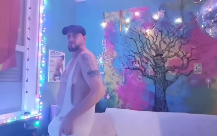 Monster_Meat_: Crazy daddy dancing and Givin show