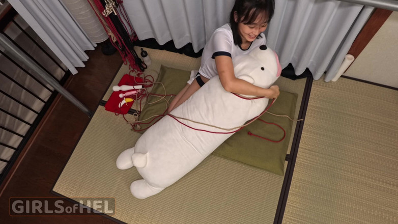 Girls of Hel: Drobná japonská dívka se oddává relaxační masturbaci
