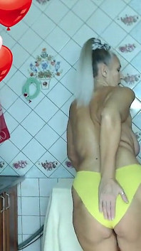 La calda casalinga lukerya sogna l'estate in cucina