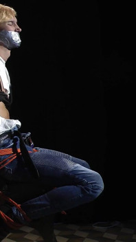 Nicky rasga la ropa y hace cosquillas