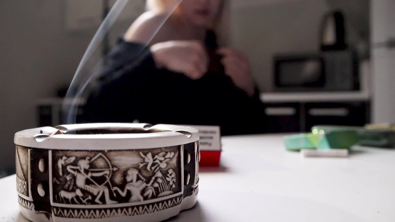 MertyXXX: Saya kembali ke rumah karena saya lupa rokok saya