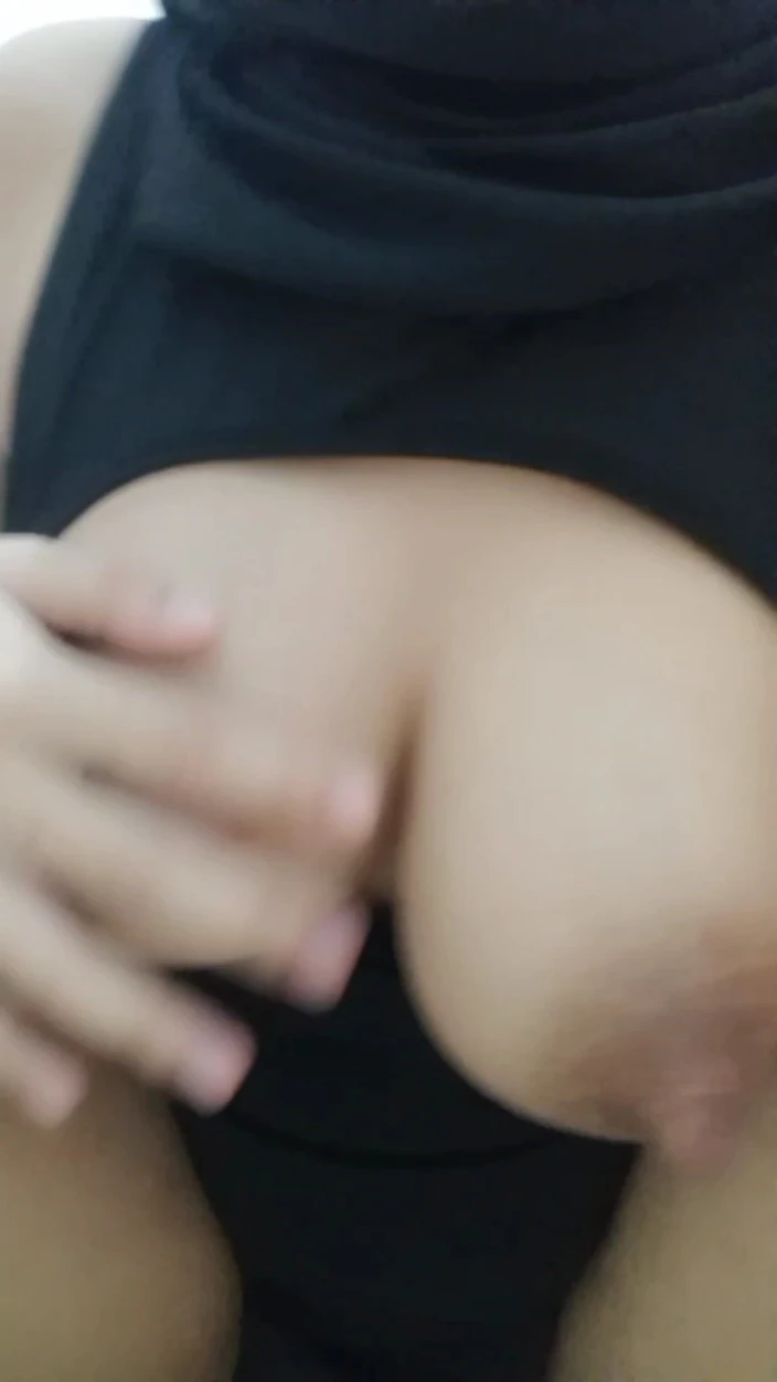 Jilbab69: 饥渴的头巾长时间不和男友做爱