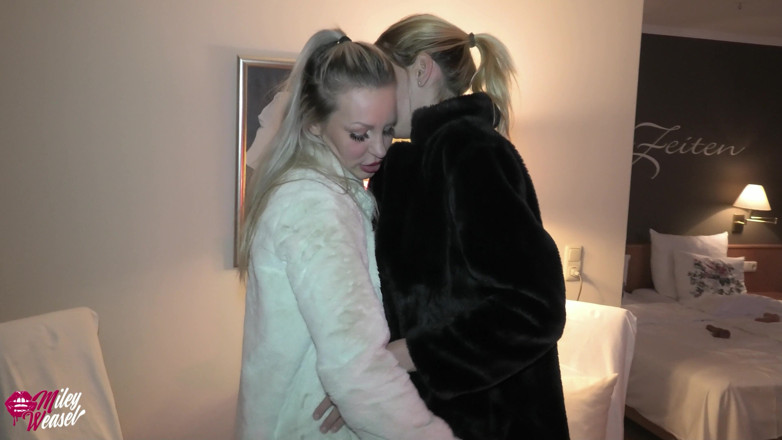 Miley Weasel: 2 curve blonde obraznice în cizme și haină de blană!