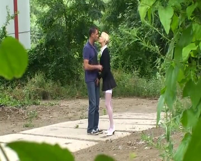 Deutsche XXX Filme: Búp bê người Đức tóc vàng tuyệt vời bị đụ dưới cầu