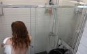 Milfs and Teens: Adolescentă roșcată cu țâțe mici la duș