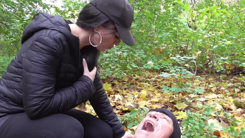Femdom Austria: Cuspindo sessão na floresta