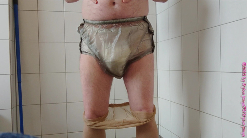 Carmen_Nylonjunge: Nylonjunge Incontinence Test 1