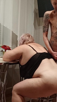 Depois de se masturbar, eu gozo na bunda grande da minha madrasta
