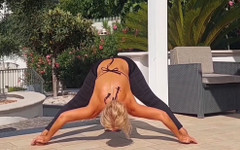 Selena701: Krásná blonďatá amatérská manželka venkovní hry