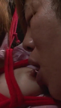 Związana brunetka MILF znosi intensywne udręki zabawki i palców