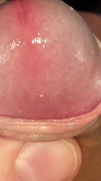 Foreskin bermain zakar kecil berair