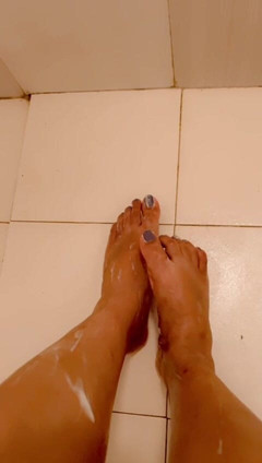 Deozas: 다리를 면도하고 있는 그녀