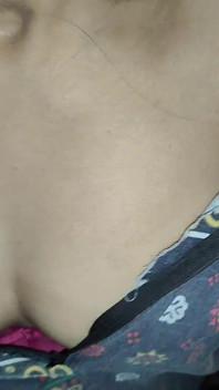 Soție indiancă sexy își freacă pula în țâțe și primește o ejaculare