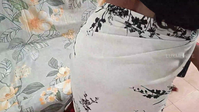 Luxmi Wife: 妻子从阴户流出达到高峰高潮 - 1