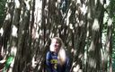 ATK Girlfriends: Blondă drăguță își fute pizda strâmtă în pădure