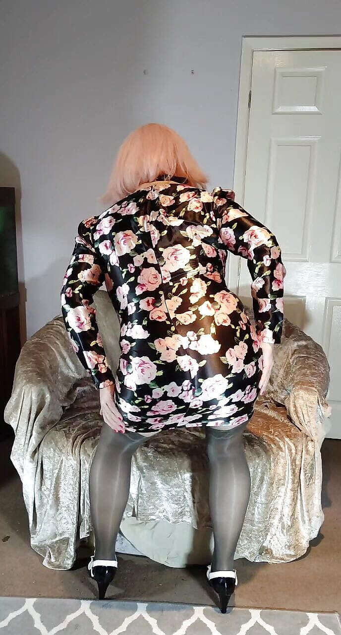 Nottstvslut: ホットテレビ痴女Nottstvslutサテンドレスストッキング使用済みコンドームを吸う