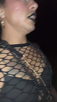 Mengencingi transeksual saat jalan-jalan malam