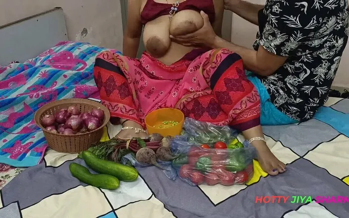 Hotty Jiya Sharmaa: XXX Bhojpuri Bhabhi, While Selling Vegetables, Showing off Her Fat...