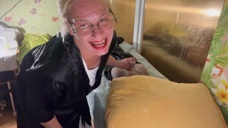 Putarankahotmilf: Il massaggiatore fa una sega al paziente trans eretto e...