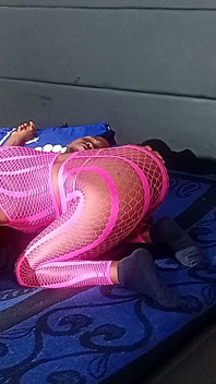 Mala perra en pantimedias rosas monta una polla enorme