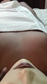 Moglie che fa un massaggio nudo a casa -3