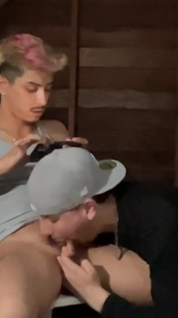 Kouření s velkým pérem v garáži zachytilo, jak kouří péro