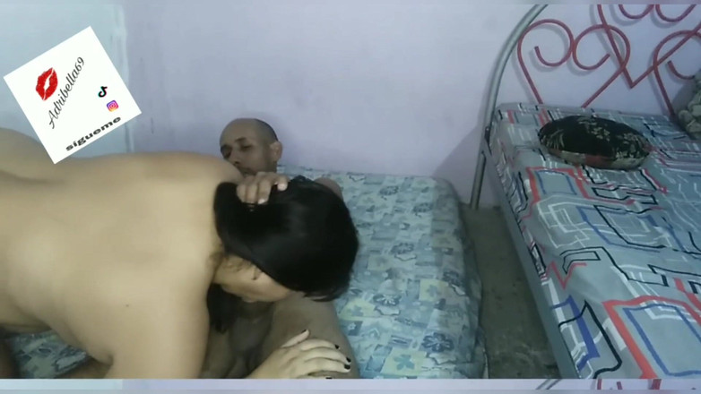 Adribella69: Vejdu do postele svého nevlastního bratra, dám mu bohaté kouření...