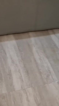 그는 개처럼 나를 따먹고 내 입 전체에 와서, 초콜릿 우유처럼 맛난 두꺼운 정자, 오 너무 좋아