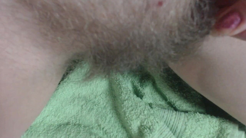 Risky Hairy Couple: La ragazza super pelosa mostra quanto è lunga la sua figa