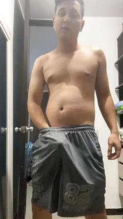 Jag gnuggar mina byxor under mina shorts