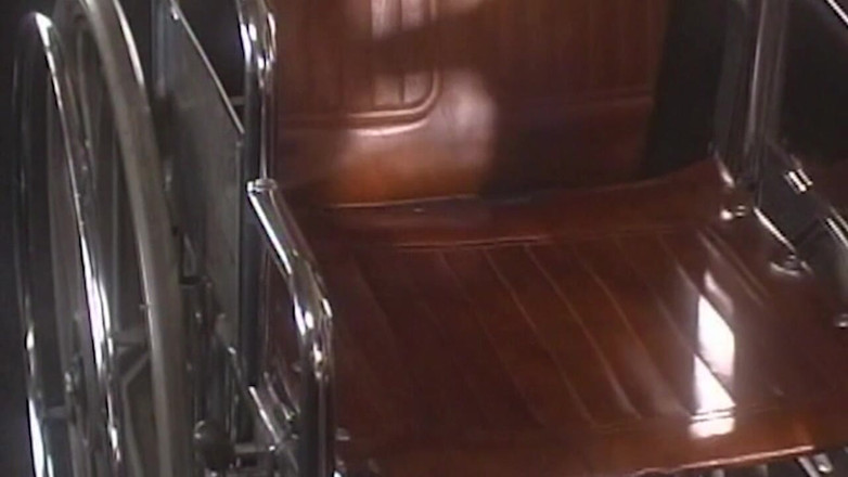 NAUGHTYPOLSKA: Tekerlekli sandalyeli genç kızın amcığı salya akıtan orgazm patlamaya kadar...