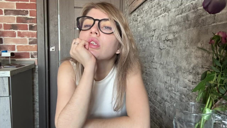 Misty Phoenix: Secretaresse trekt haar kantooruniform uit en begint hete spelletjes