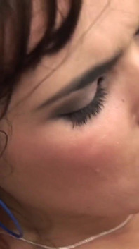O mamă sexy perversă este futută și apoi are orgasm în față în timp ce soțul ei privește
