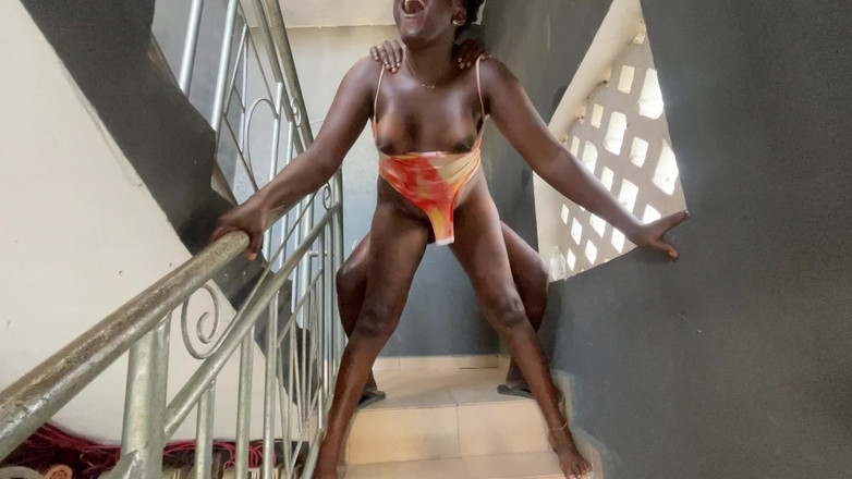 Creamyshuga: Mijn huisbaas neukte me in de trapkoffer