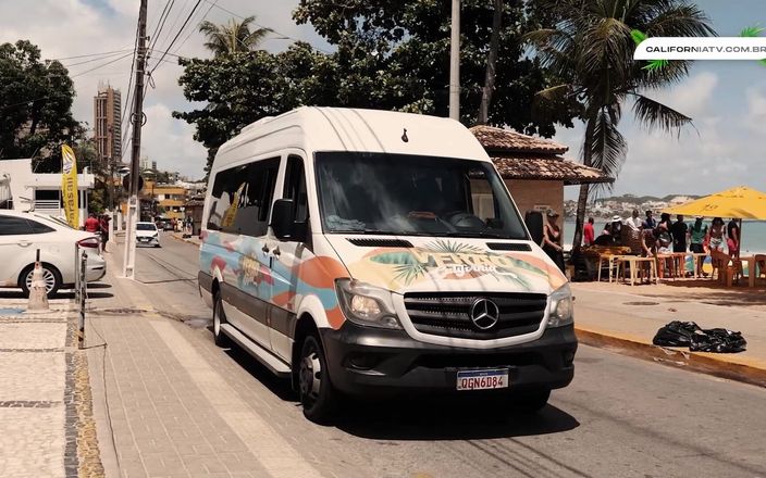 California TV: Heiße Influencerin küsst verheiratete touristin am strand in Brasilien!