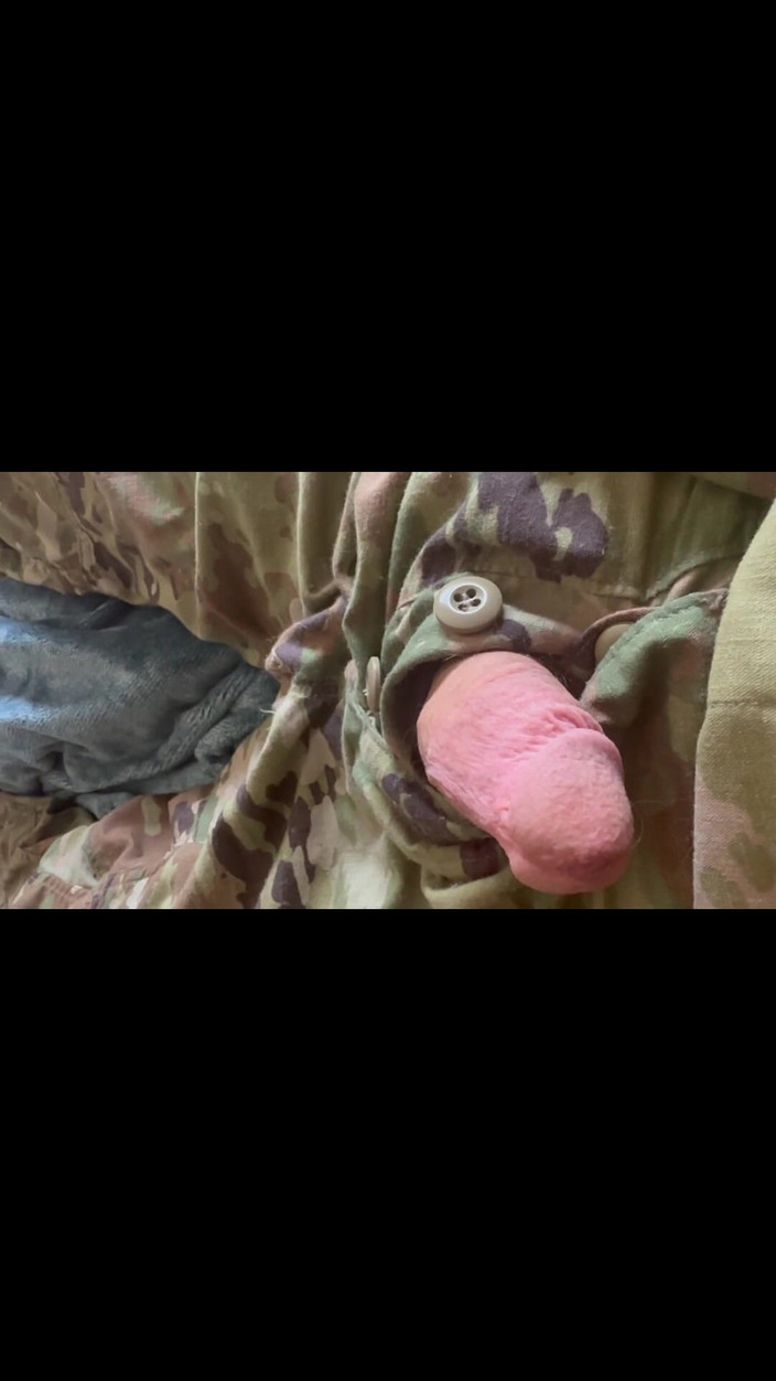 Gay Soldier Stuff: Masturbándose en uniforme con un condón ya lleno de semen...