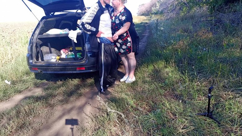 Zona901: 継母は私がおしっこをしている間、私のペニスを抱きしめ、それからフェラチオをします