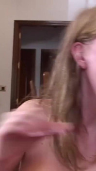 Sexy ragazza con belle tette viene arata da un vecchio tizio