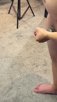 Lexi, jeune MILF, fait une branlette devant le miroir