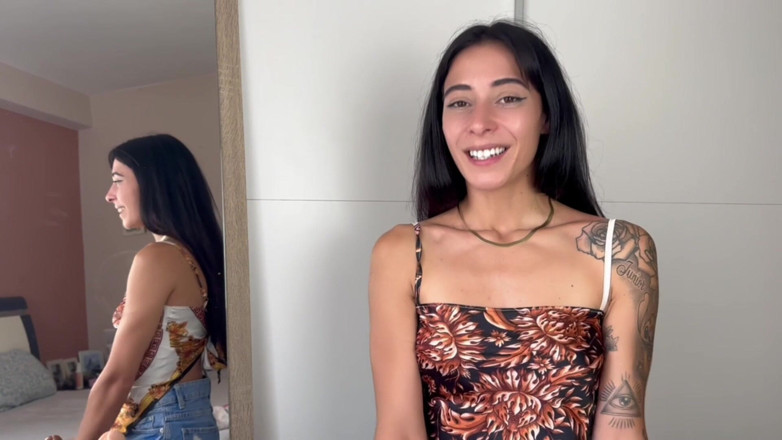 Complete videos of Sofia Sweetsecrett: Eerste Beurt Van Mijn Gigantische Dildo