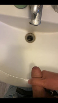 Stayed in a Houseshare for a Night and I Unloaded in the Sink