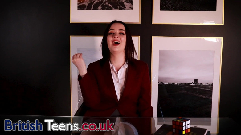 British Teens: british 18 saal ki kolej garl: stokings aur pairon se land...