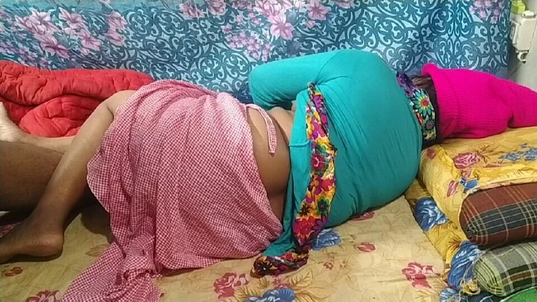 Hot_wife999: Vesnická manželka stříhá sexy desi holku ošukaná v lese virální...