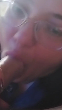 Je filme mon mari en suçant mon voisin avec du sperme dans la bouche