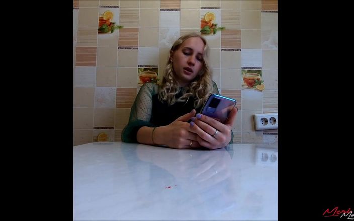 Meri-Mouse: Chica lee Harry Potter mientras está sentada en el vibrador