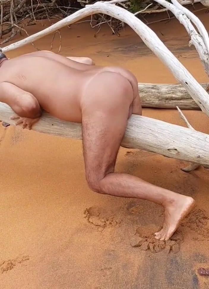 Ladysilvas: Ladysilva nue sur la plage, viens baiser mon cul sexy