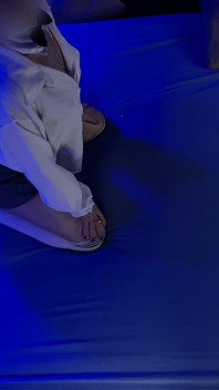 흰색 무릎 양말을 신은 겸둥이 창녀가 캠을 괴롭히고 있습니다 3
