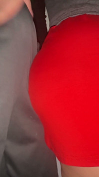Meisje met dikke kont grijpt de penis van een vreemde en hij komt klaar op haar billen.